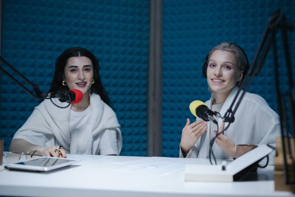 兩位 Podcast 主持人在錄音室中進行節目錄製與對談 