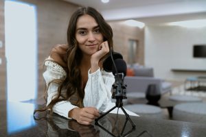 Podcast 新手女性主持人在輕鬆環境中面對麥克風錄音