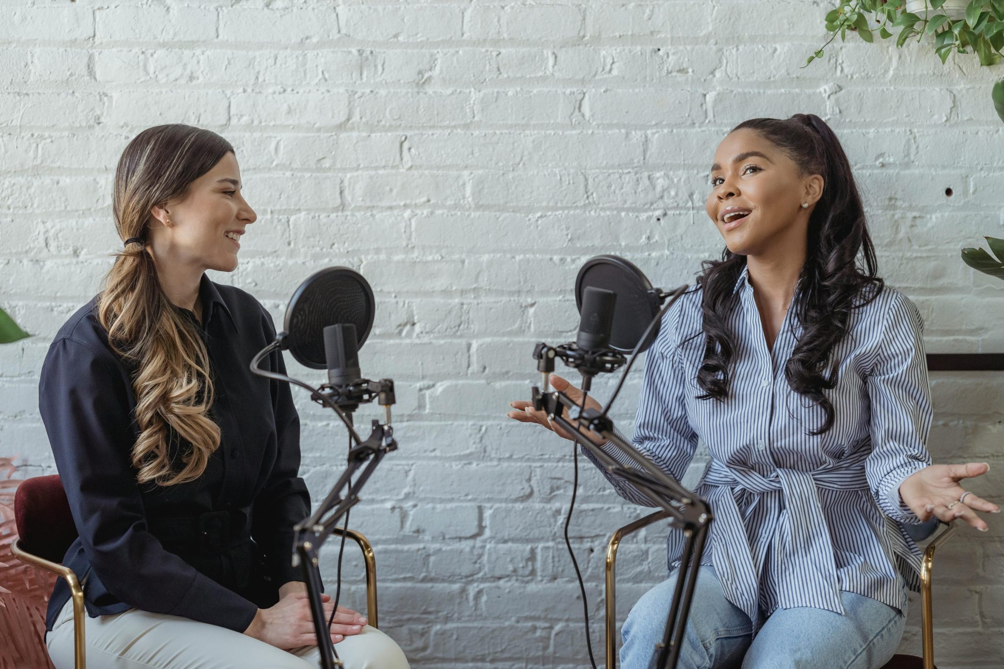 兩位女性 Podcast 主持人正在錄音室進行節目訪談