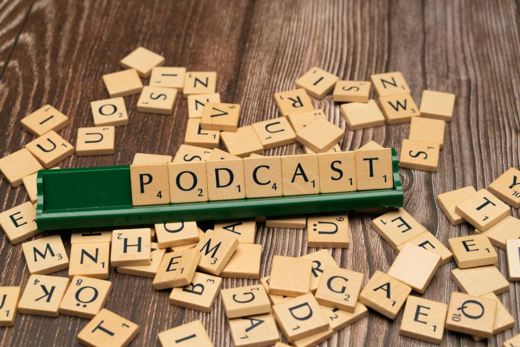 拼字遊戲拼出 Podcast 字樣，象徵音頻製作與內容創意發想
