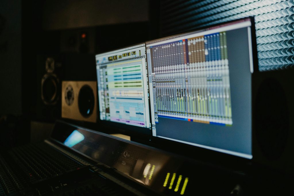數位音訊工作站（DAW）畫面顯示編曲與混音介面，應用音樂理論於創作流程中