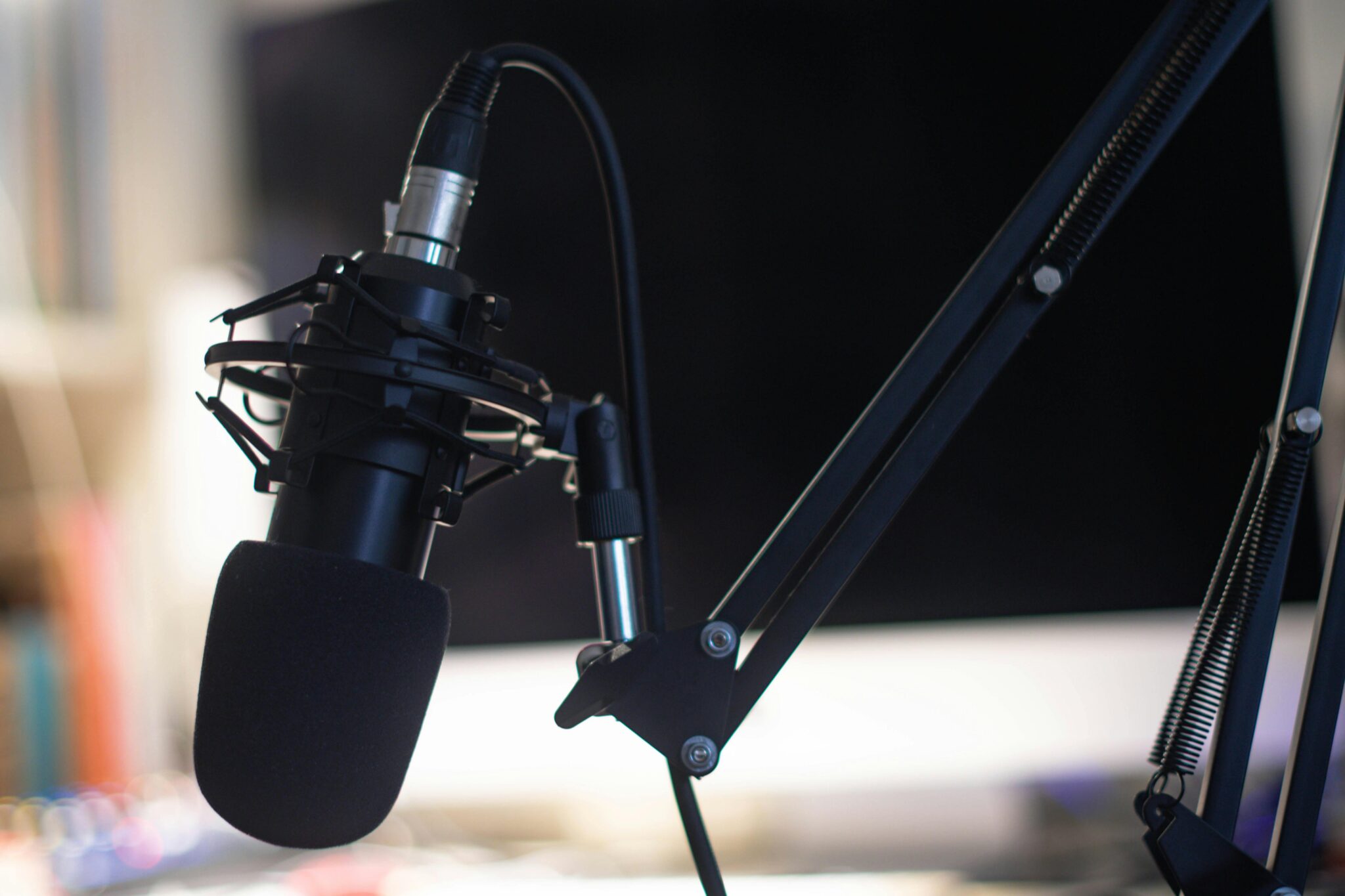 專業錄音用麥克風擺放於 podcast 錄音空間中，呈現清晰收音設備的細節特寫。