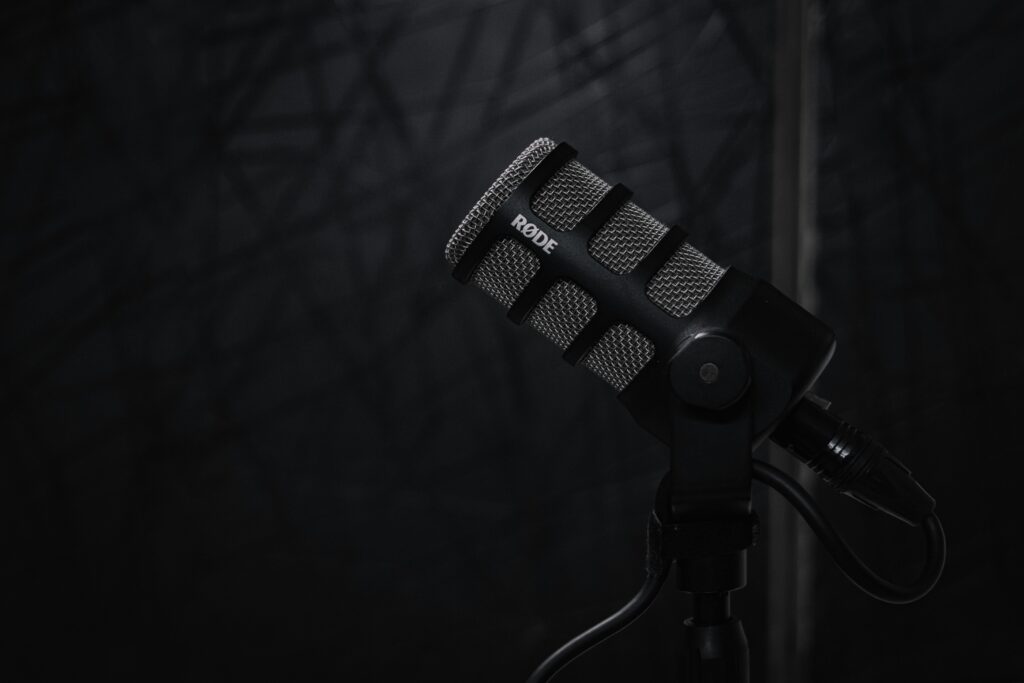 RØDE podcast 錄音麥克風在黑色背景前特寫
