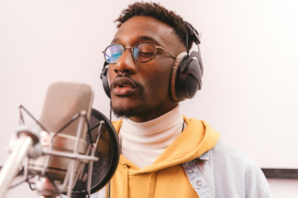 R&B 歌手進行錄音的專業場景