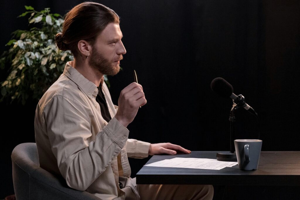 Podcast 主持人在錄音室內進行節目錄製