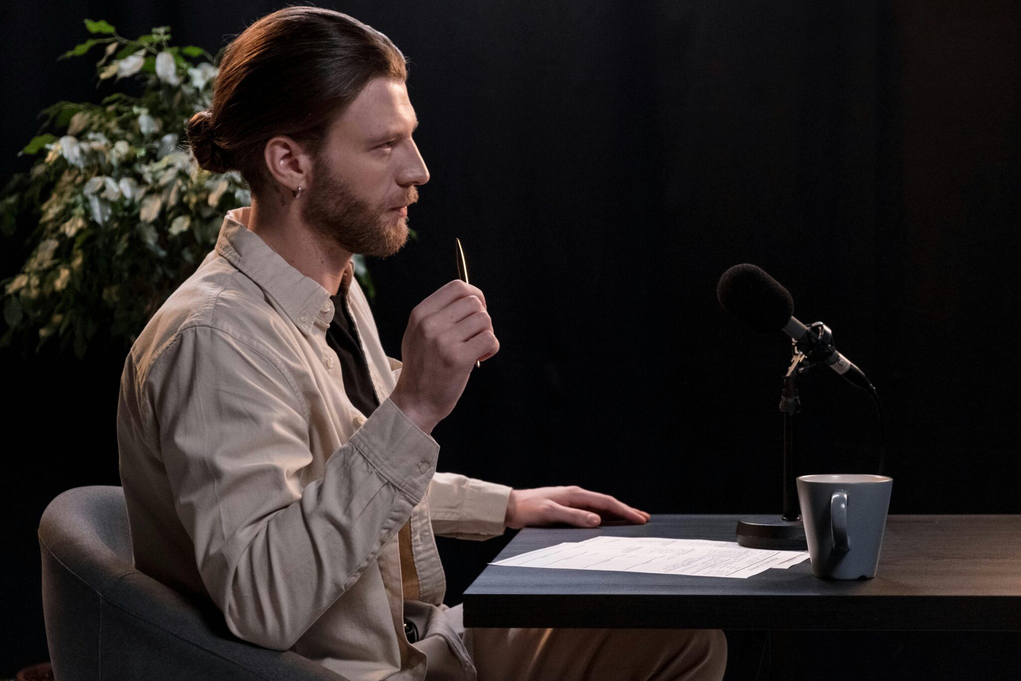 Podcast 主持人在錄音室內進行節目錄製