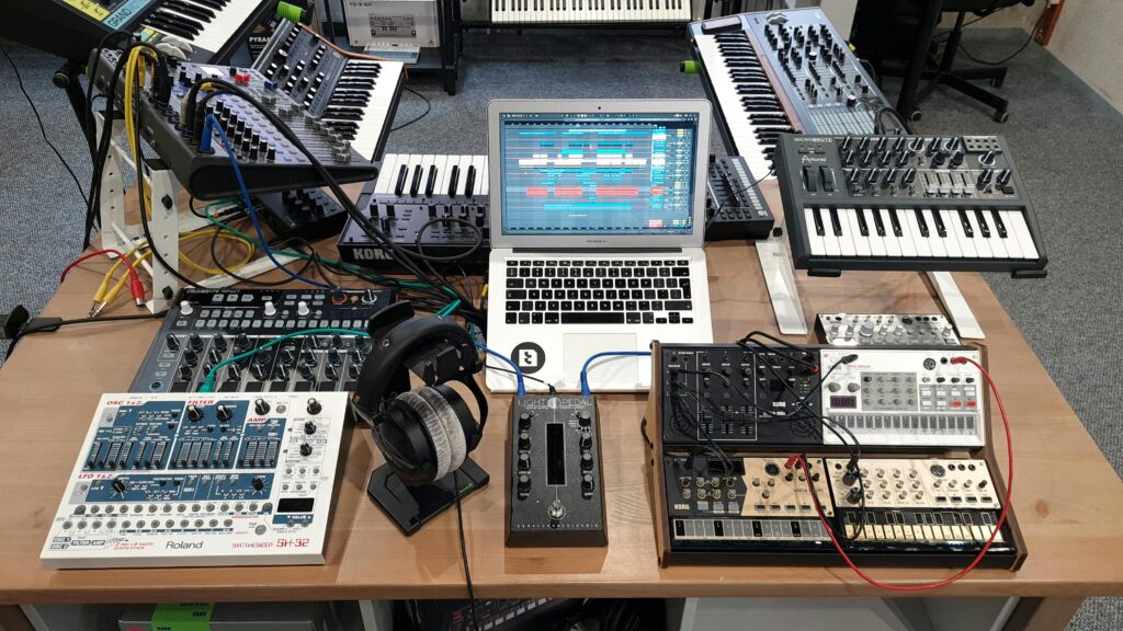 音樂製作工作站包含多部合成器與808風格節奏設備
