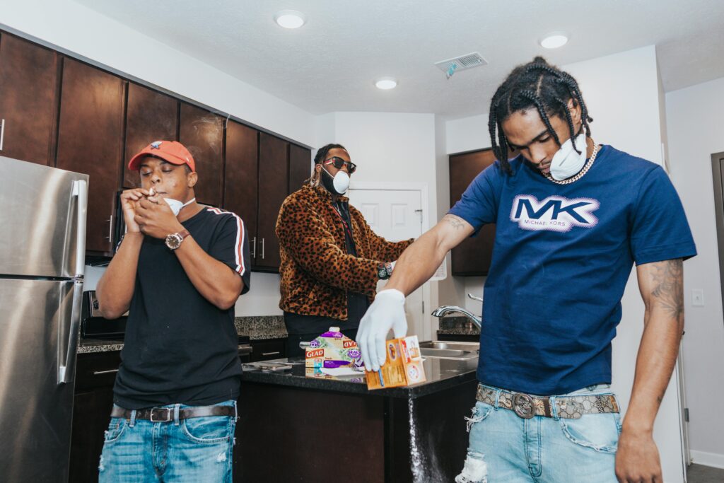 三位年輕男子在廚房中展現 Trap Music 生活風格與態度