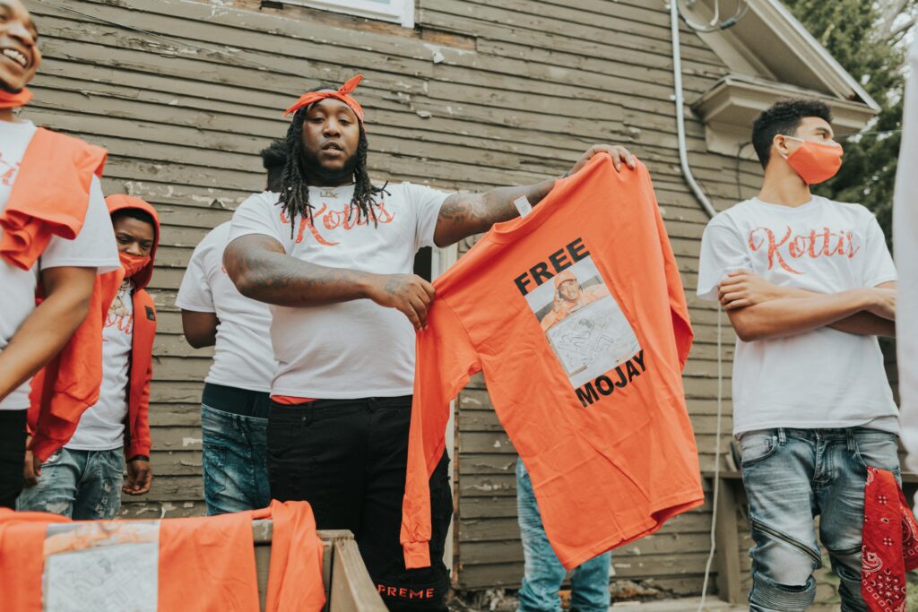 Trap music 社群活動中群眾舉起印有「Free Mojay」字樣的支持 T-shirt