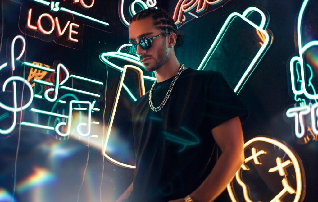 Trap music 創作者站在霓虹燈前展現潮流風格
