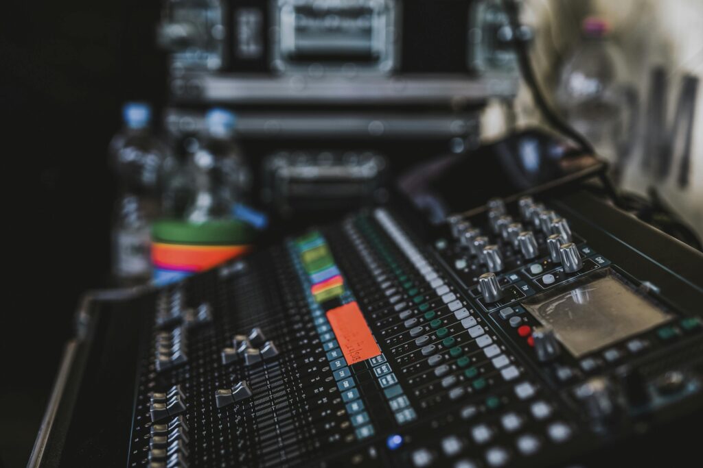專業錄音室使用的音樂製作混音控制台特寫畫面