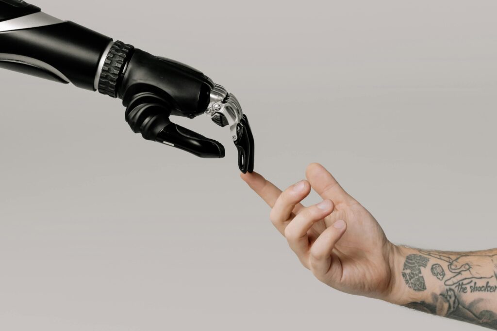 AI 音樂製作與人類創意結合的象徵性圖片，機械手與人手指尖相觸