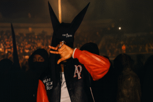 Playboi Carti 現場演出，嘻哈饒舌歌手戴黑色造型頭套