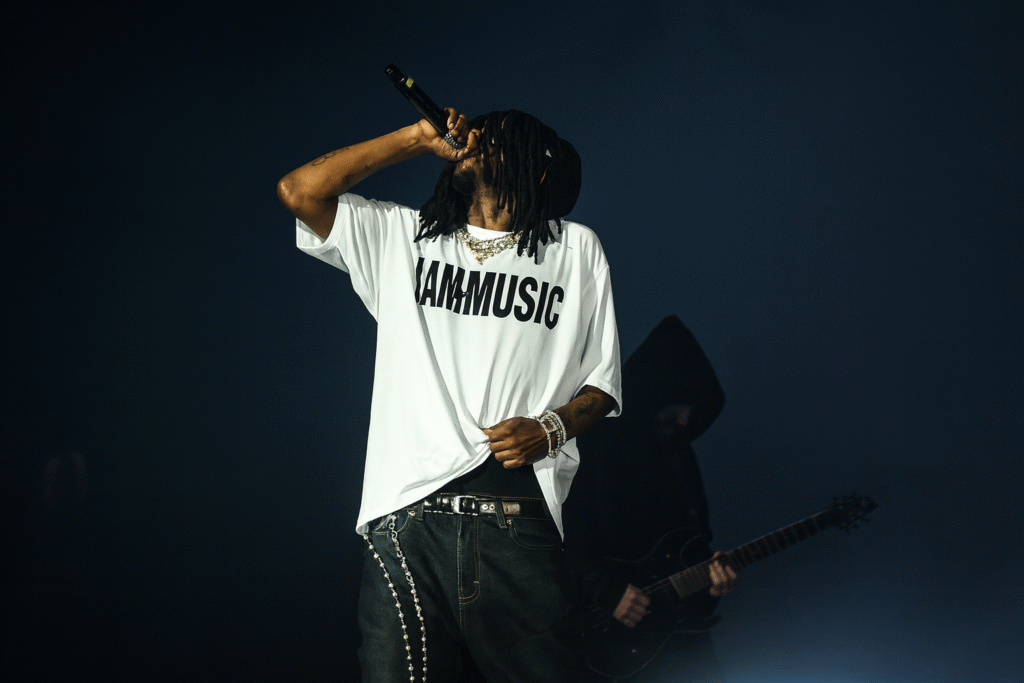 Playboi Carti 嘻哈舞台演出,手持麥克風高能表演