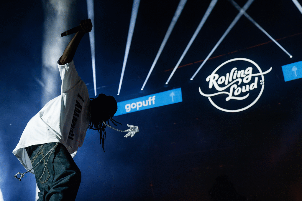 Playboi Carti 嘻哈現場 Rolling Loud 演出，手持麥克風與觀眾互動