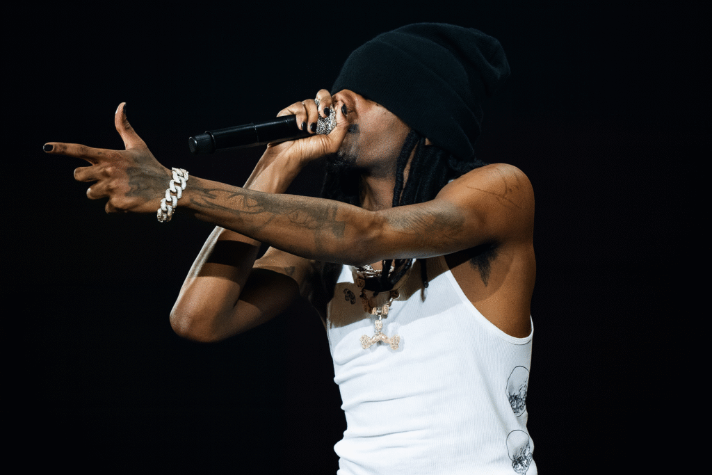 Playboi Carti 嘻哈現場表演，戴毛帽白背心揮舞麥克風