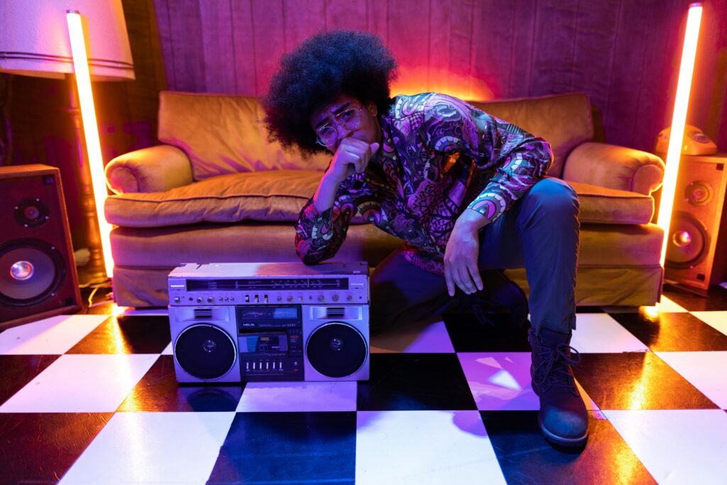 年輕人與復古 boombox，展現街頭嘻哈音樂文化