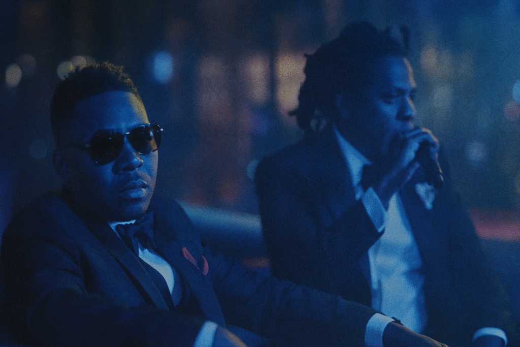 嘻哈巨星 Jay-Z 與 Nas 在舞台燈光下同框,展現東岸饒舌對決的傳奇氛圍