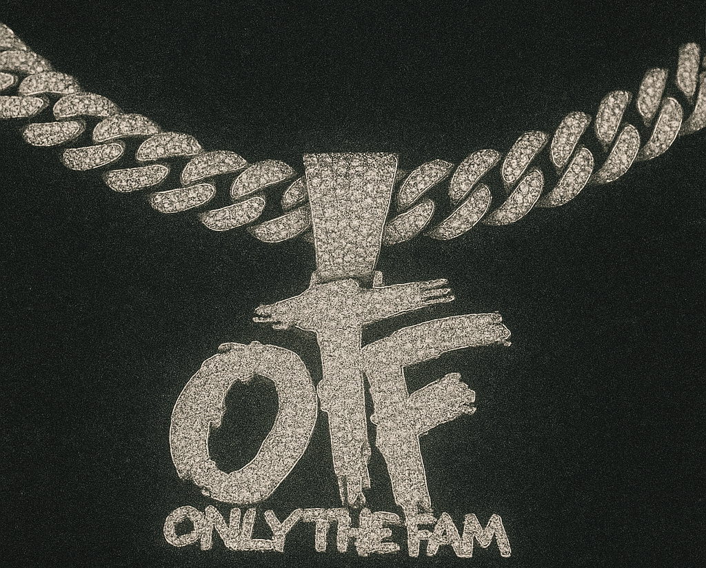 鑽石 OTF 鍊條特寫,象徵 Only The Family 嘻哈文化與街頭精神