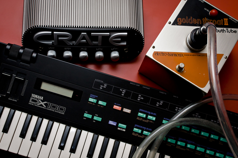 Yamaha DX100 合成器搭配 Electro-Harmonix Golden Throat II Talk Box 與 CRATE 擴大器的經典音色設備組合