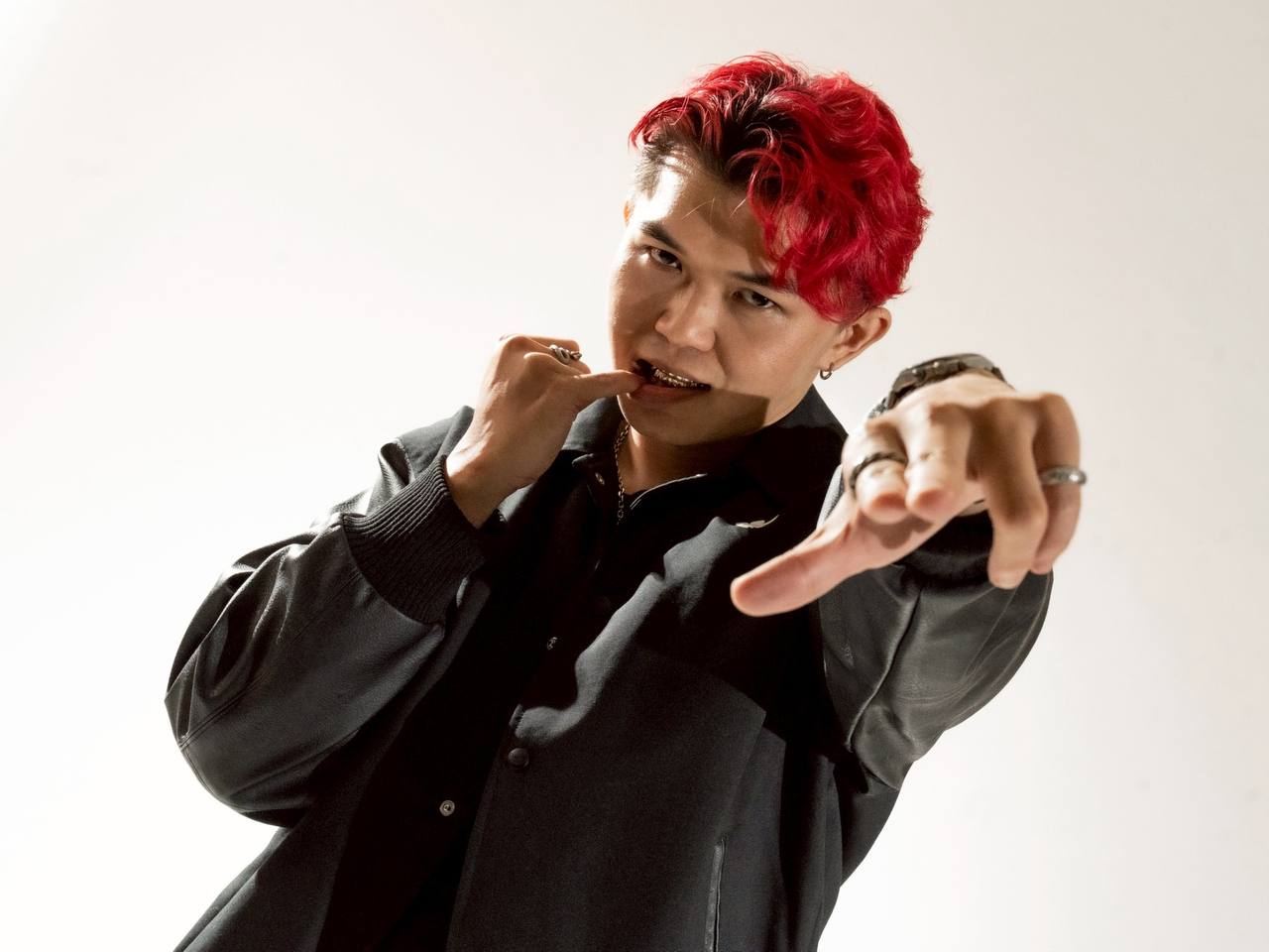 Asian Overdose 主理人 DMS Cicco 嘻哈形象照，展現 Trap 音樂與街頭文化態度