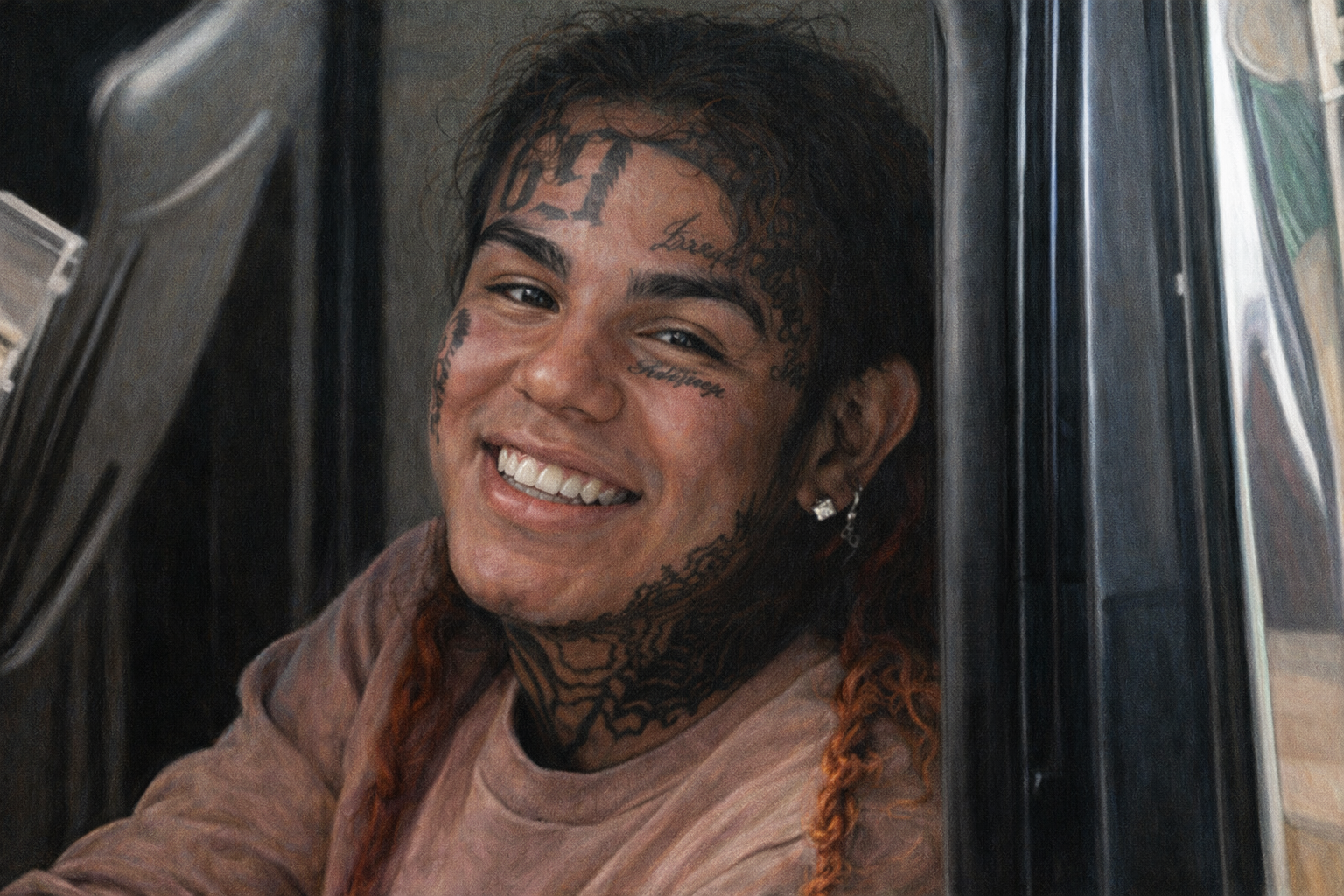 6ix9ine 近距離微笑肖像,臉部刺青清晰可見,呈現與舞台形象截然不同的真實狀態
