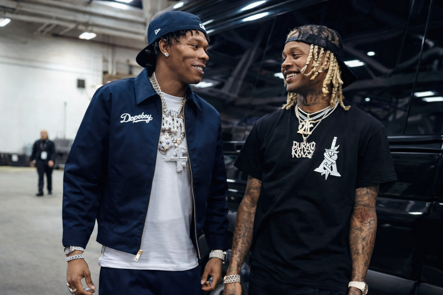 Lil Durk 與 Lil Baby 在後台互動合照，兩人配戴項鍊並微笑交談