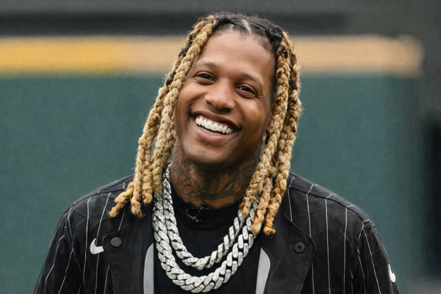 Lil Durk 微笑近照，配戴鑽石項鍊，展現主流饒舌歌手的成熟形象