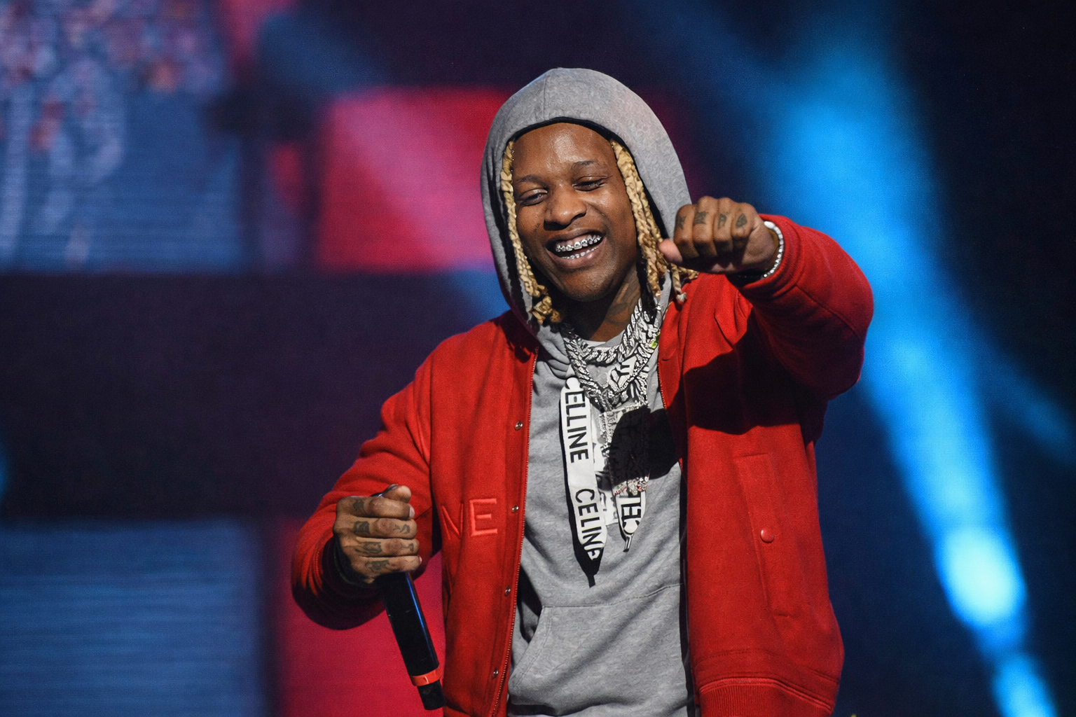 Lil Durk 在舞台上演出，手持麥克風與觀眾互動，展現饒舌歌手的現場魅力