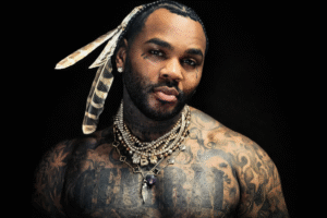 Kevin Gates 肖像照，展現饒舌歌手標誌性的刺青、項鍊與個人藝術風格