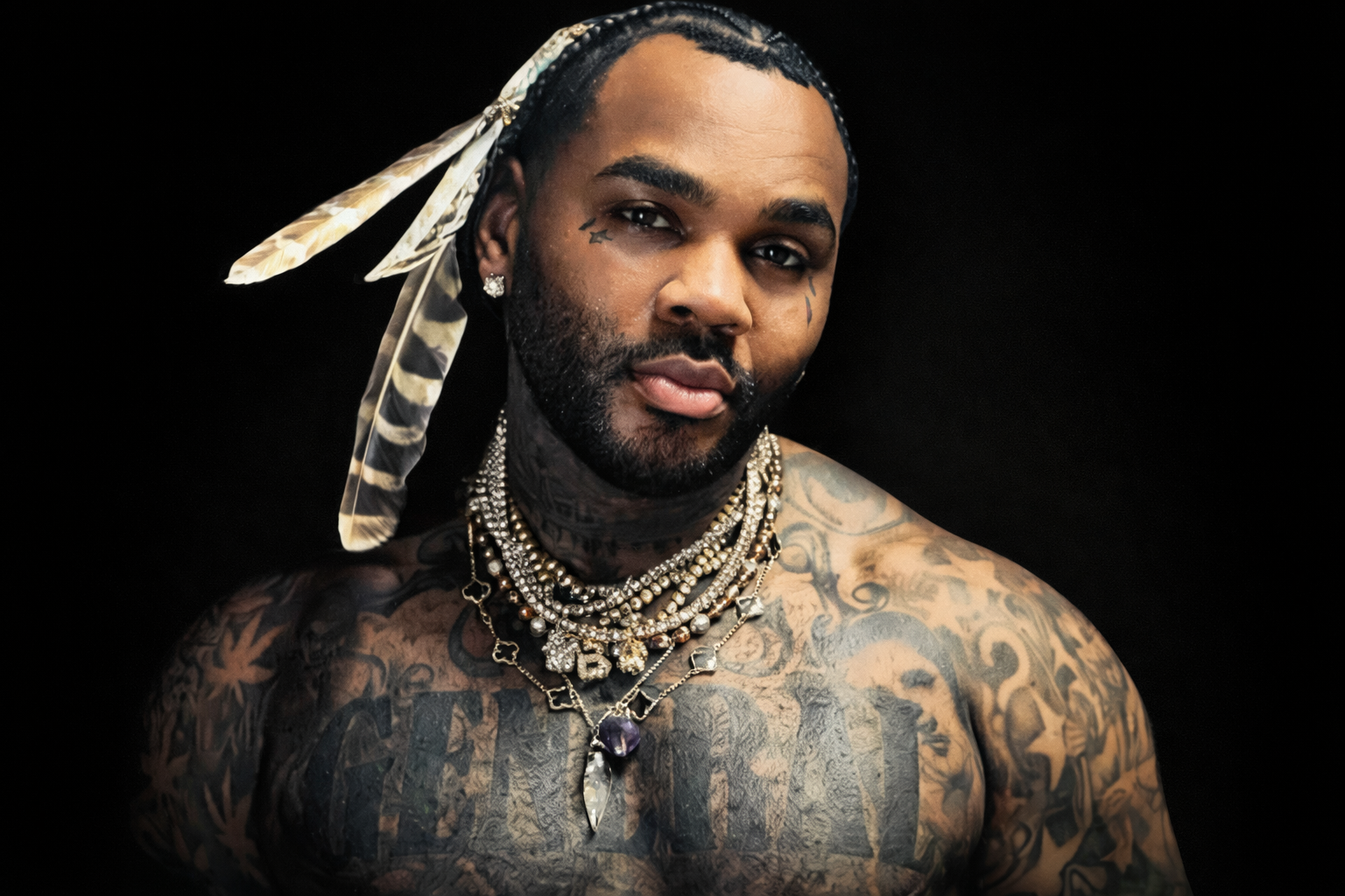 Kevin Gates 肖像照，展現饒舌歌手標誌性的刺青、項鍊與個人藝術風格