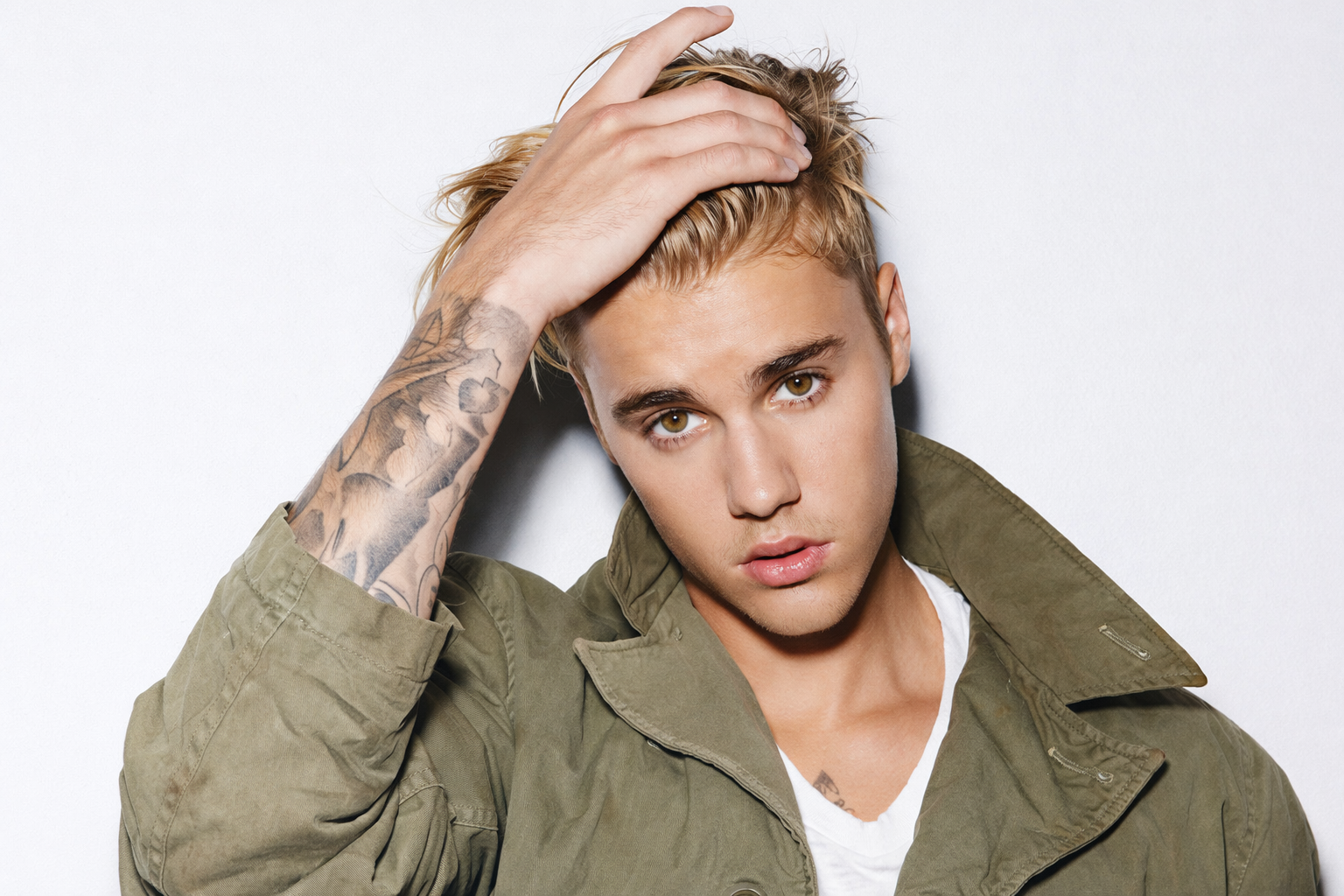 Justin Bieber 近距離肖像照，展現成熟後的流行歌手形象與個人風格轉變