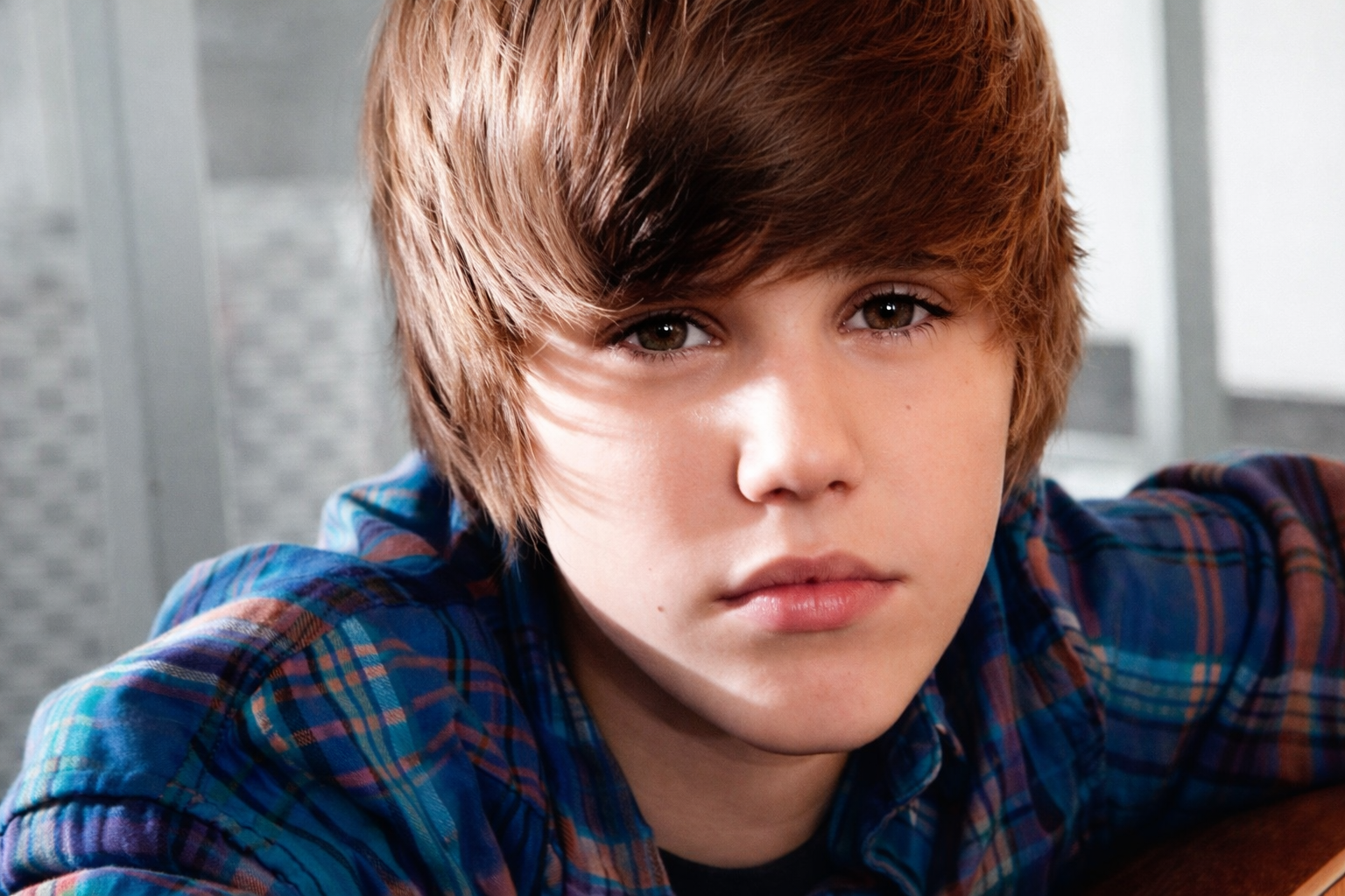 Justin Bieber 早期青少年時期的近距離肖像，展現出初期流行偶像的清新形象與純粹氣質