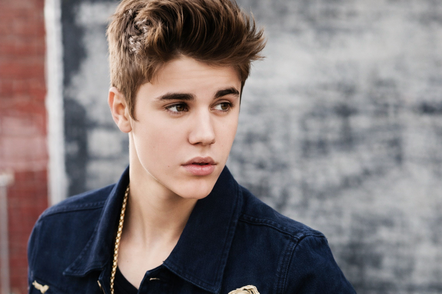 Justin Bieber 形象轉型時期的側臉肖像照，展現從青少年偶像邁向成熟男歌手的風格轉變