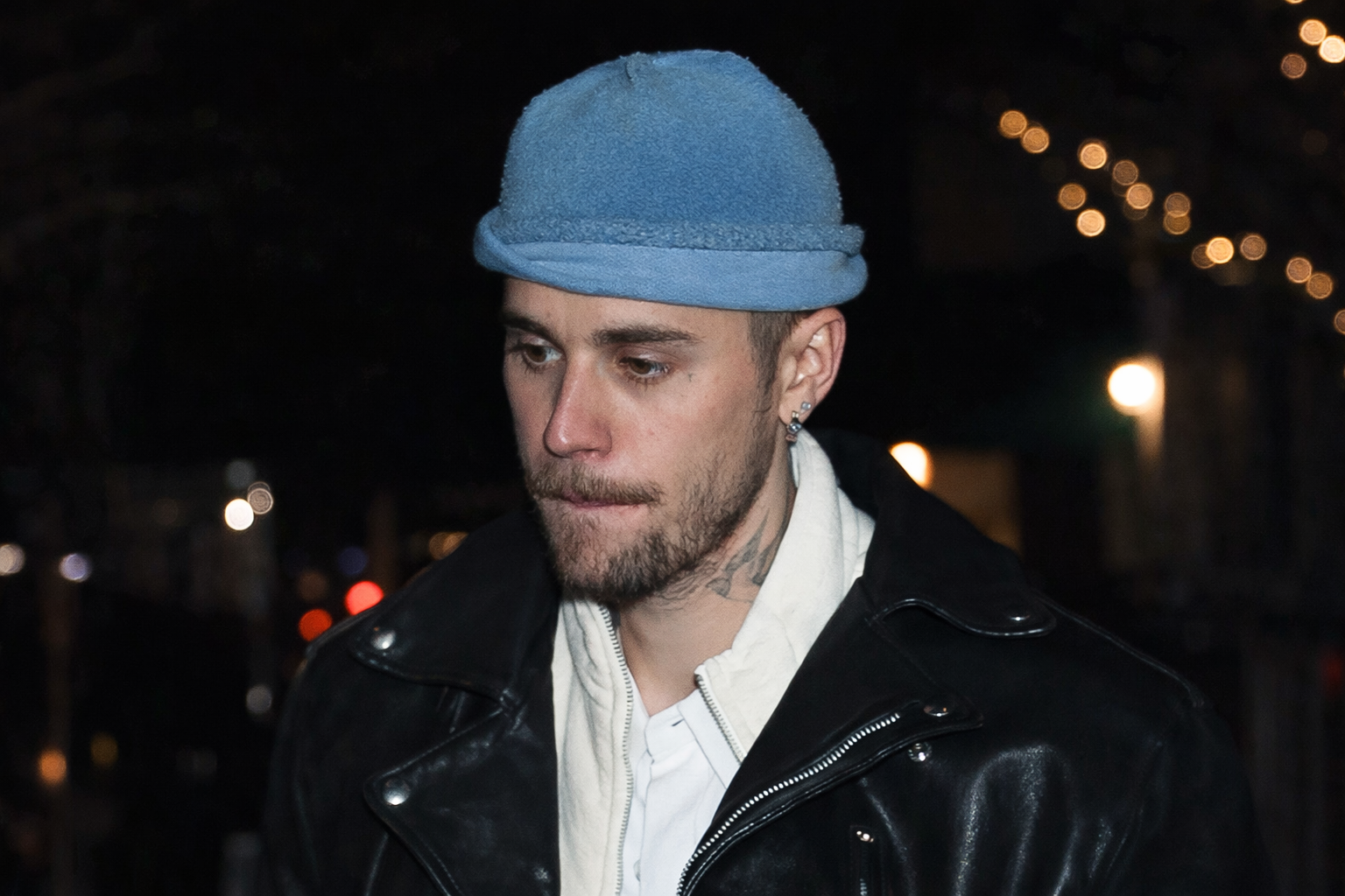 Justin Bieber 於夜晚街頭現身的成熟時期形象照，展現低調、內省與轉型後的個人風格