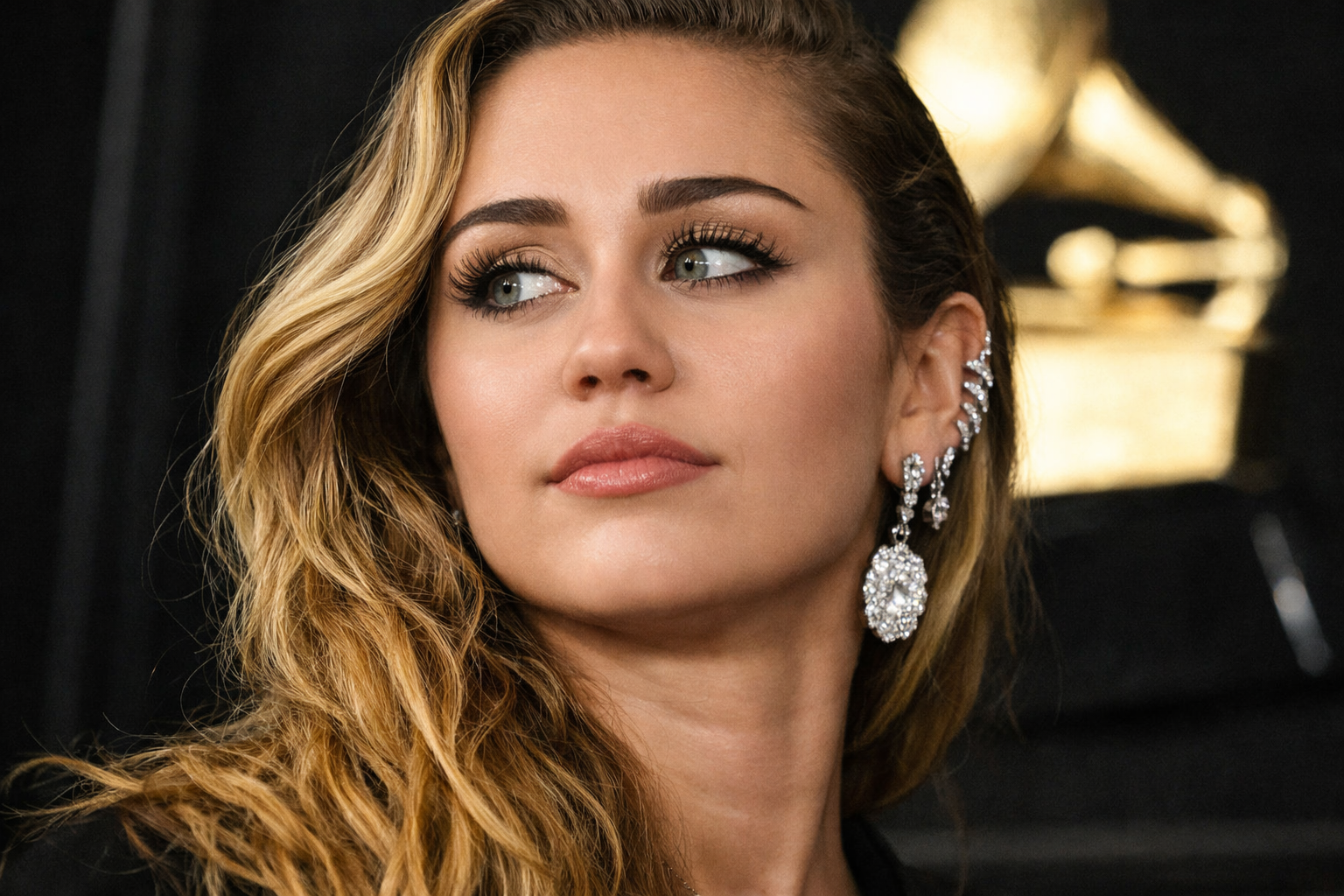 Miley Cyrus 出席國際音樂頒獎典禮的近距離肖像，展現其成熟穩定的流行歌手形象