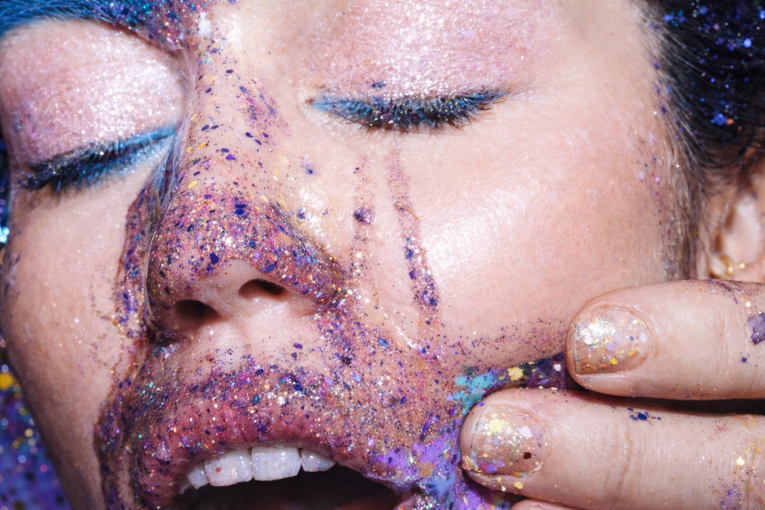 Miley Cyrus概念人體藝術特寫，透過顏料與妝容呈現情緒釋放、自我撕裂與女性身體主權的視覺隱喻
