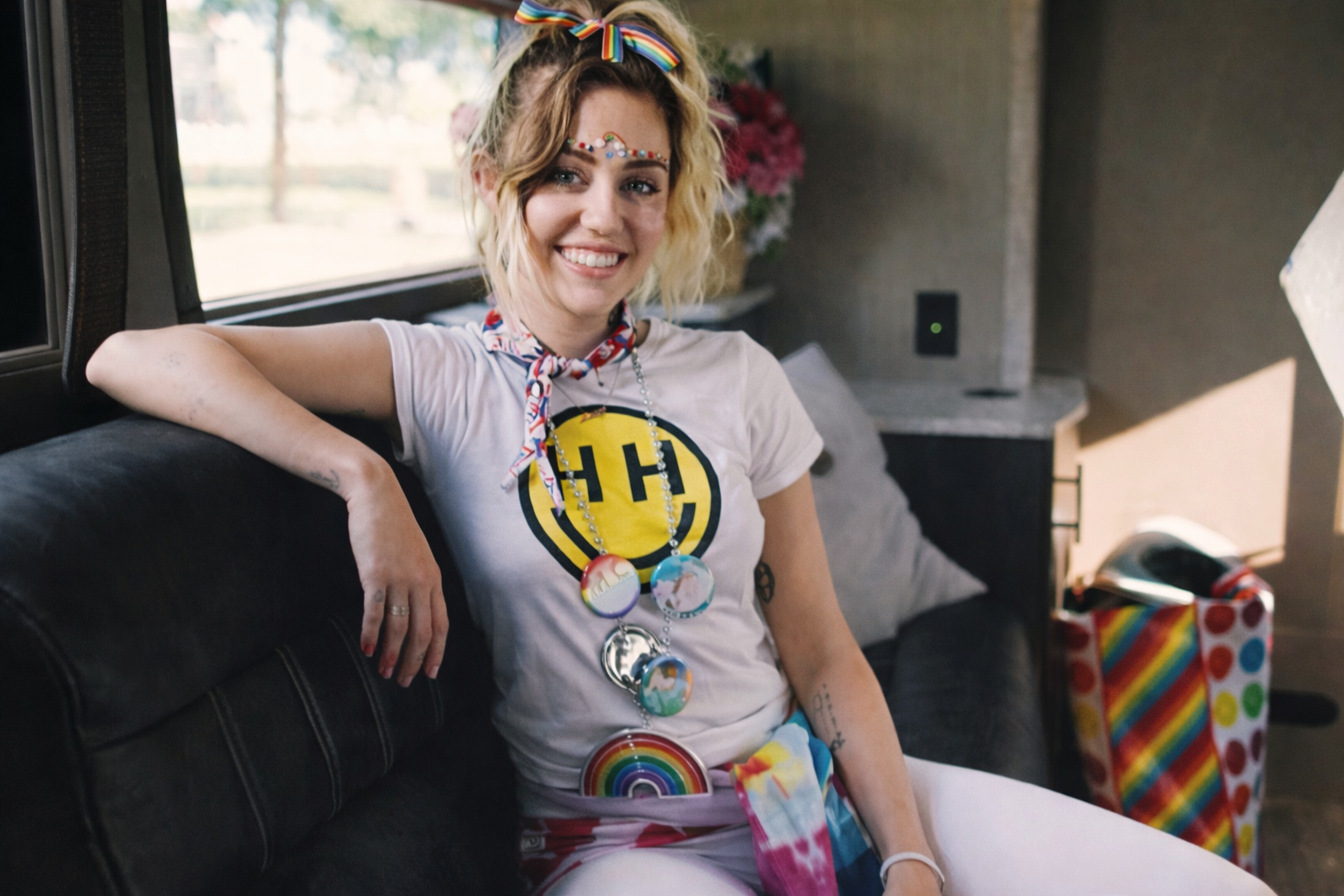 Miley Cyrus 以彩虹元素與笑臉服裝亮相，展現支持多元認同與自由精神的公開形象