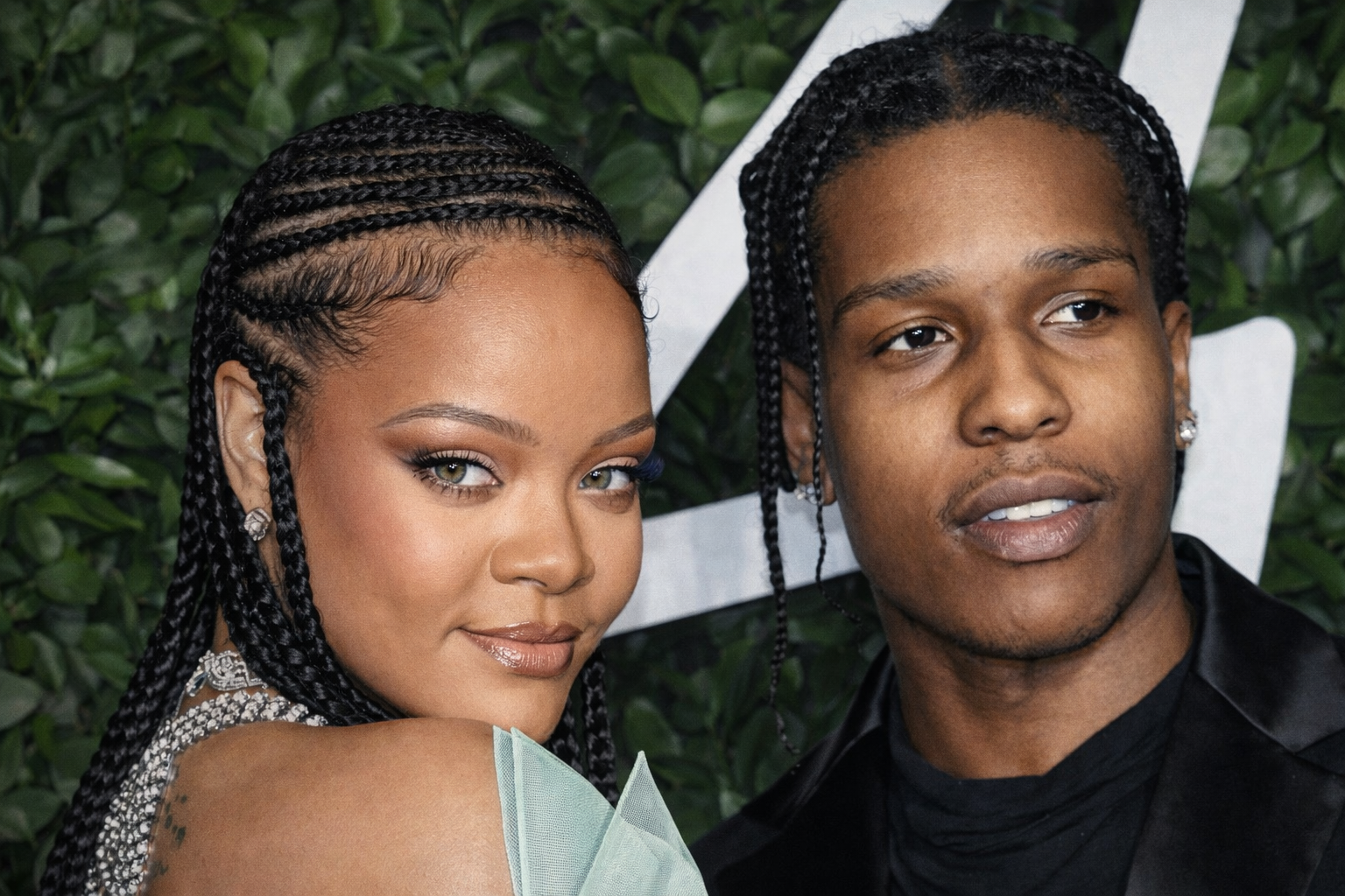 A$AP Rocky 與 Rihanna 出席時尚活動紅毯合照