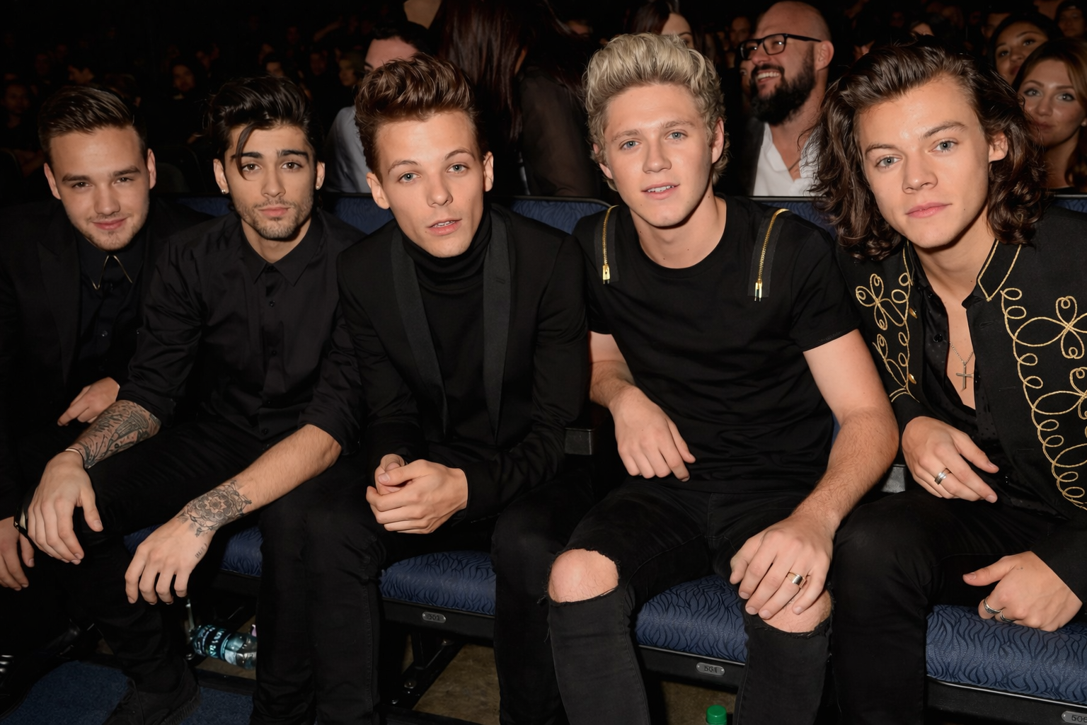 Harry Styles 與 One Direction 成員合影,展現團體時期的早期形象與青春風格