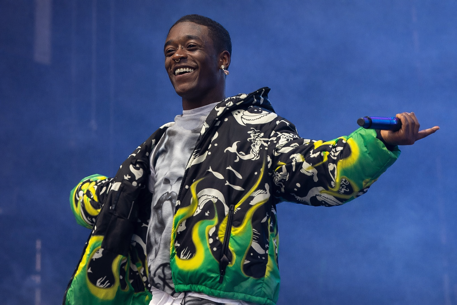 Lil Uzi Vert 在演唱會舞台上與觀眾互動的現場表演畫面