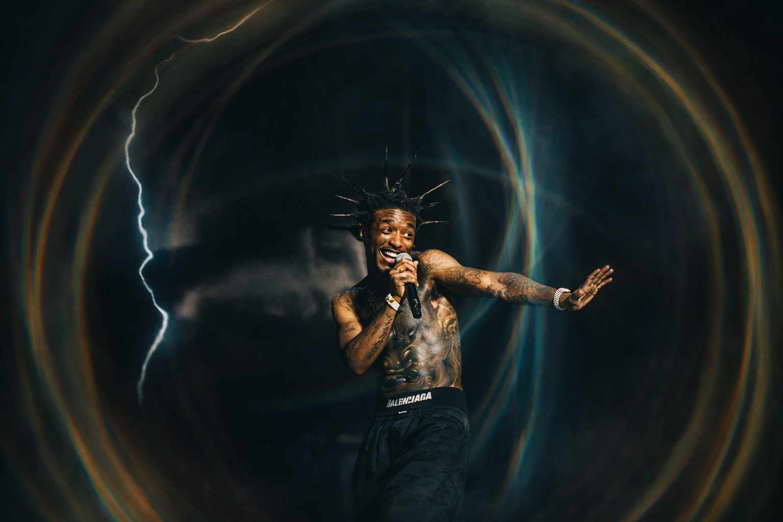 Lil Uzi Vert 在演唱會舞台中搭配視覺特效的現場演出畫面