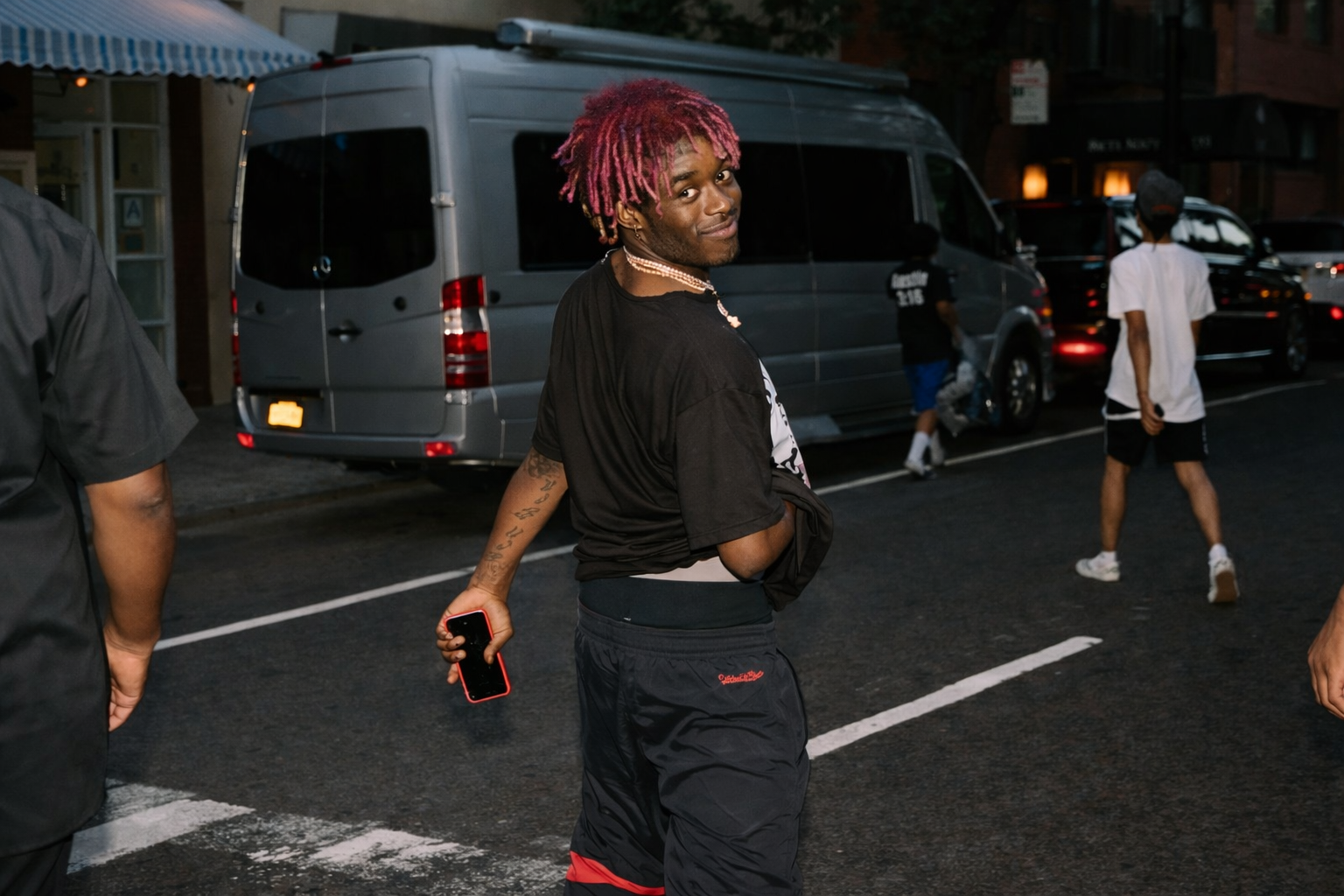 Lil Uzi Vert 街頭日常穿搭與粉色髮型的生活照片