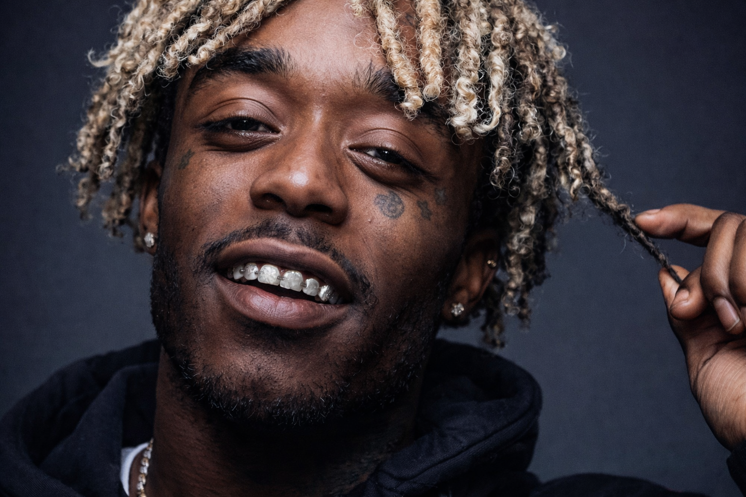 Lil Uzi Vert 臉部特寫肖像與招牌髮型風格照片