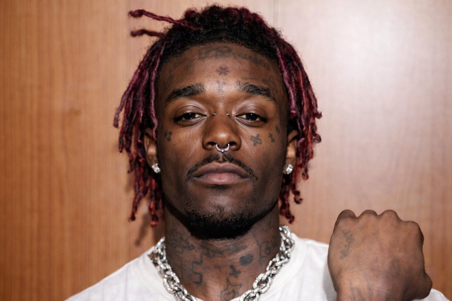 Lil Uzi Vert 基本肖像照片與紅色髮型形象