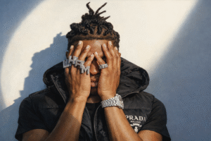 Lil Baby 配戴鑽石戒指與精品服裝的時尚形象特寫