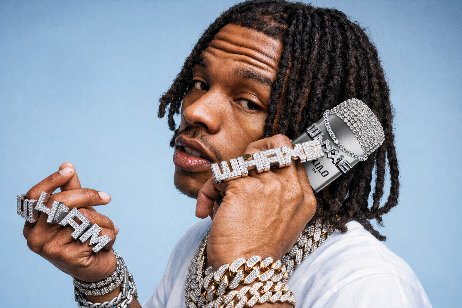 Lil Baby 手持鑽石麥克風並佩戴 4PF 戒指的嘻哈形象照
