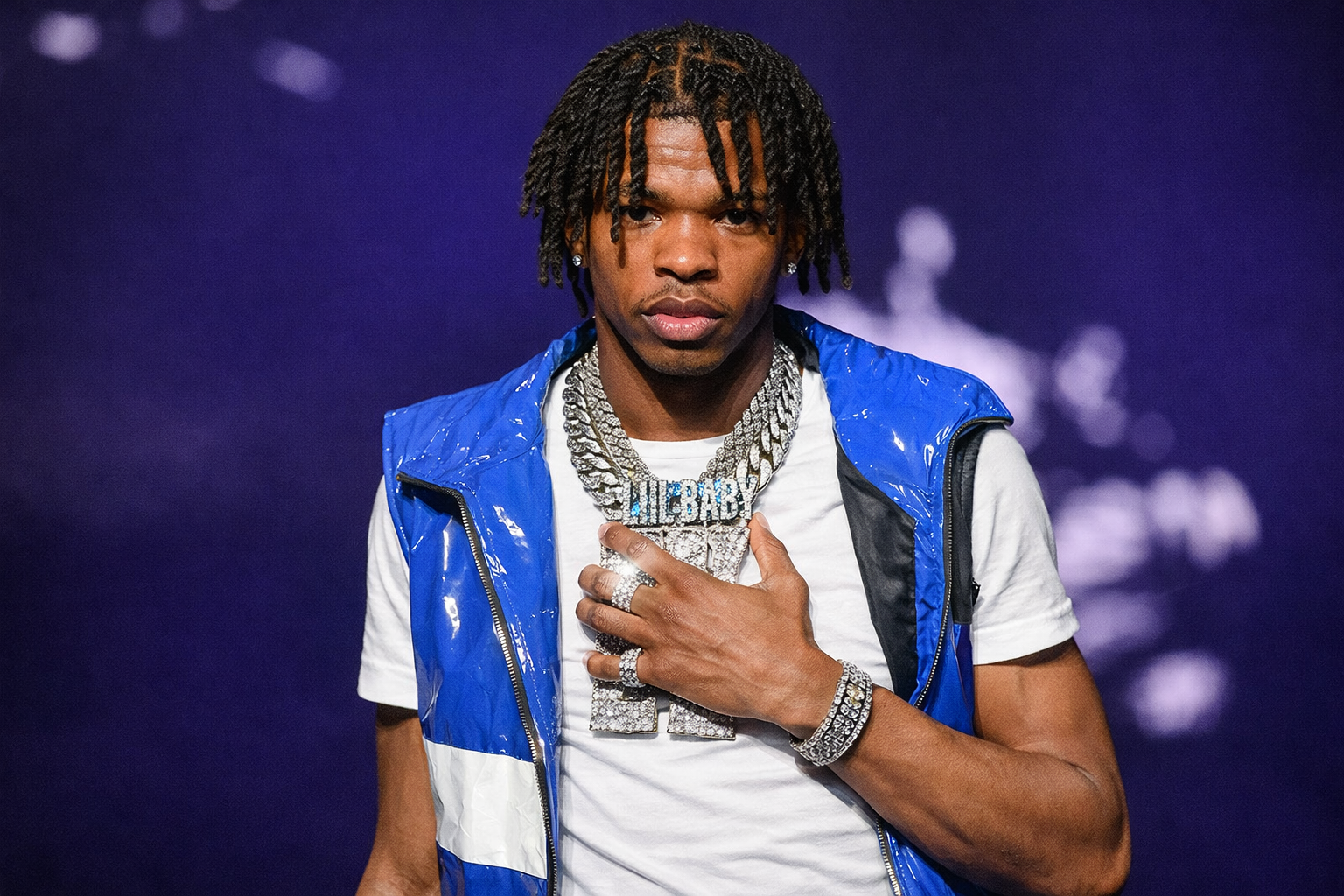 Lil Baby 佩戴鑽石項鍊出席活動的形象照片