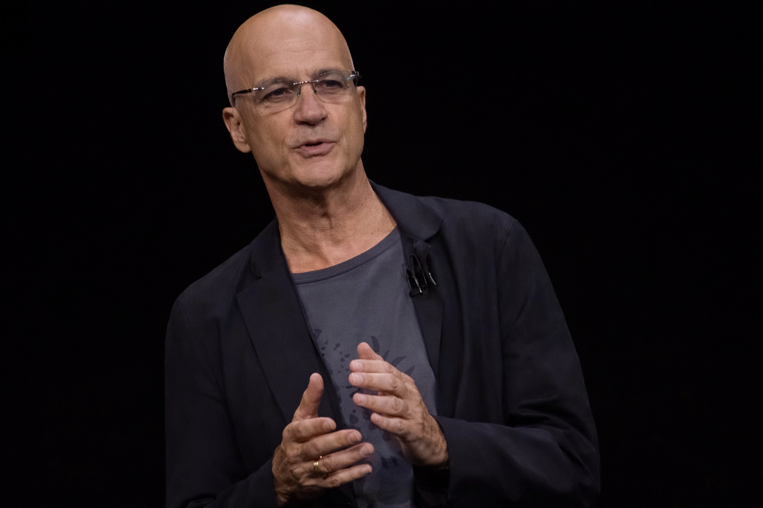 Apple Inc. 高層主管於發表會演講 Apple Music 與數位音樂服務